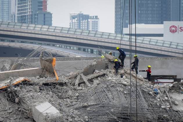 News Themen der Woche KW14 News Bilder des Tages April 1, 2025, Bangkok, Bangkok, Thailand: Search and rescue workers remove debris from the remains of the State Audit Office complex in Bangkok, Thailand and survey the wreckage from the tower collapse caused by the March 28th 7.7 earthquake in neighboring Myanmar. The under construction high rise stood at 33 stories tall when the earthquake struck while the workers were on their lunch break, causing it to implode downward with violent force. Official numbers list 13 dead and 9 injured recovered from the site with 74 still unaccounted for. Bangkok Thailand - ZUMAt128 20250401_zap_t128_003 Copyright: xAdryelxTalamantesx