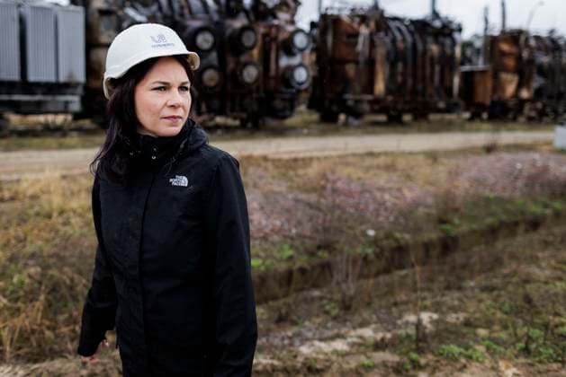 News Themen der Woche KW14 News Bilder des Tages Annalena Baerbock (Buendnis 90 Die Gruenen), Bundesaussenministerin, aufgenommen im Rahmen eines Besuchs eines Umspannwerks in der Ukraine, 01.04.2025. Fotografiert im Auftrag des Auswaertigen Amtes. Ukraine *** Annalena Baerbock Buendnis 90 Die Gruenen , Federal Foreign Minister, photographed during a visit to a substation in Ukraine, 01 04 2025 Photographed on behalf of the Foreign Office Ukraine Copyright: xKiraxHofmann AAx