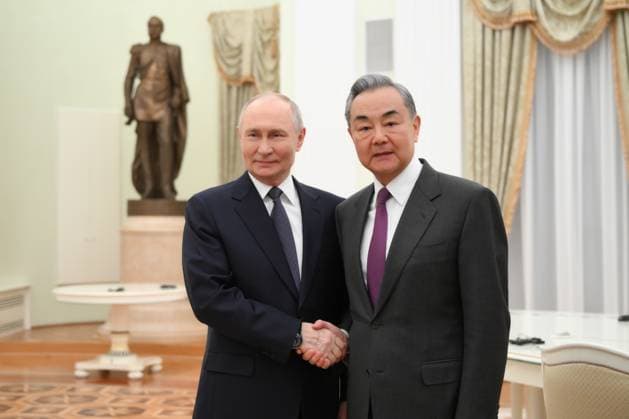 News Themen der Woche KW14 RUSSIA, MOSCOW - APRIL 1, 2025: Russia s President Vladimir Putin (L) and China s Foreign Minister Wang Yi shake hands during a meeting. Grigory Sysoyev POOL TASS  79520634