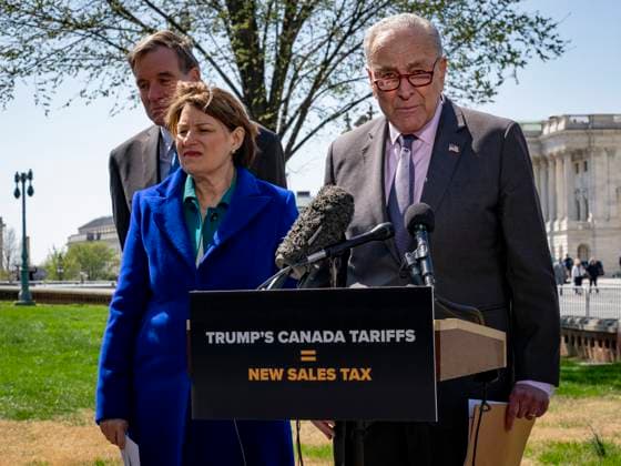 News Bilder des Tages April 1, 2025, Washington, District Of Columbia, USA: Senators MARK WARNER (D-VA), AMY KLOBUCHAR (D-MN) and Senate Majority Leader CHUCK SCHUMER speak out against President Trumps Canadian tariffs, warning on negative impacts on the United States economy. Washington USA - ZUMAd155 20250401_znp_d155_001 Copyright: xSuexDorfmanx