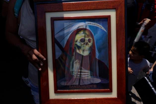 Daily Life In Mexico City A person holds a picture during a visit to the Santa Muerte temple in Tepito, Mexico City, on April 1, 2025, where he expresses his gratitude for the favors granted by La Nina Blanca (The White Girl). Mexico City Mexico City Mexico  Copyright: xGerardoxVieyrax originalFilename: vieyra-notitle250401_np7AT.jpg