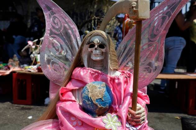 Daily Life In Mexico City A figure of death stands outside the Santa Muerte temple in Tepito, Mexico City, Mexico, on April 1, 2025, where several people attend to give thanks for the favors granted by La Nina Blanca. Mexico City Mexico City Mexico  Copyright: xGerardoxVieyrax originalFilename: vieyra-notitle250401_npyTE.jpg
