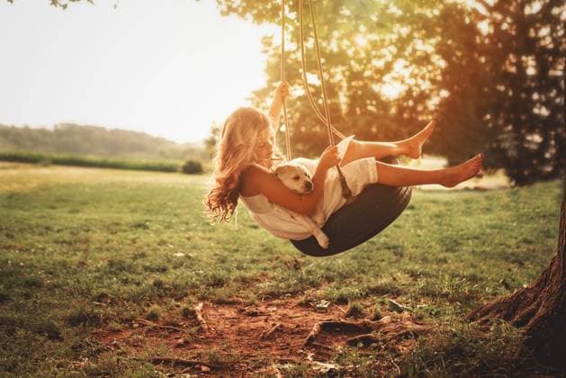 Creative Highlights Symbolfotos summer swinging with puppy in a tire swing Beckley, West Virginia, United States CR_ZVBJ250108A-1624137-01 ,model released, Symbolfoto
