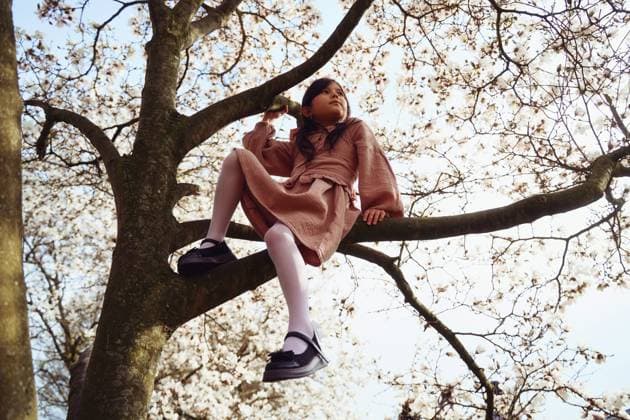 IMAGO Creative, Ostern, Bräuche, Osterspaziergang #2 Little girl enjoy blooming magnolia trees Amsterdam, North Holland, Netherlands R_DIRA250401-1694775-01 ,model released, Symbolfoto