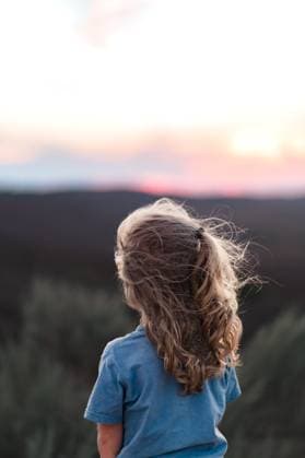 Creative Highlights Symbolfotos Young Child Gazing at Vibrant Sunset Over Mountain Landscape Moab, Utah, United States R_AFPY250401F6-1689055-01 EDITORIAL USE ONLY
