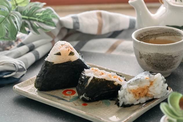 IMAGO Creative, Food, Japan, Onigiri Simple Yet Delicious ? Handcrafted Salmon-Filled Onigiri Sila, Khon Kaen, Thailand R_KROM25040196-1697847-01