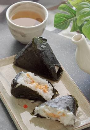 IMAGO Creative, Food, Japan, Onigiri Japanese Comfort Food at Its Finest ? Freshly Made Salmon Onigiri Sila, Khon Kaen, Thailand R_KROM25040196-1697852-01