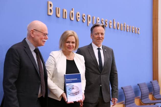 News Themen der Woche KW14 News Bilder des Tages Berlin, Deutschland, 02.04.2025: Bundespressekonferenz: Vorstellung der Polizeilichen Kriminalstatistik 2024: L-R: Senator für Inneres Bremen Ulrich Mäurer, IMK-Vorsitzender, Bundesministerin des Innern und für Heimat Nancy Faeser (SPD), Holger Münch, Präsident des Bundeskriminalamtes (BKA) *** Berlin, Germany, 02 04 2025 Federal Press Conference Presentation of the Police Crime Statistics 2024 L R Senator for Home Affairs Bremen Ulrich Mäurer, IMK Chairman, Federal Minister of the Interior and for Homeland Nancy Faeser SPD , Holger Münch, President of the Federal Criminal Police Office BKA Copyright: xdtsxNachrichtenagenturx dts_63562