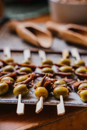 IMAGO Creative, Food, Tapas Elegant skewers laden with green olives and anchovies showcase a perfect Mediterranean fusion. Served ready for a stylish appetizer, their rich taste lingers delightfully. Model Released AlvaroMontero_ID27531_790466_002 Copyright: xAlvaroxMonterox RECORD DATE NOT STATED