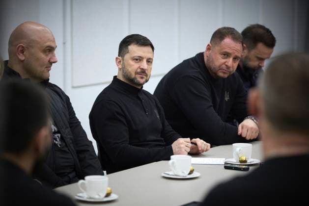 April 2, 2025, Dnipro, Dnipropetrovsk Oblast, Ukraine: Ukrainian President Volodymyr Zelenskyy, center, and chief of presidential staff Andriy Yermak, right, listen to wounded veterans during a visit to the photo exhibition Titans: Stories of Indomitability. The Path of a Volunteer , April 2, 2025 in Dnipro, Dnipropetrovsk Oblast Oblast, Ukraine. The Titans Ambassador program helps rehabilitate wounded soldiers and reintegrate them back to civilian life. Dnipro Ukraine - ZUMAp138 20250402_zaa_p138_020 Copyright: xHandout UkrainianxPresidentialx