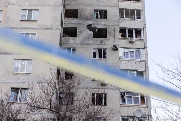Bilder des Jahres 2025, News 04 April News Bilder des Tages Russian UAV Molniya hits the eighth floor of a high-rise building - Kharkiv Russian UAV Molniya hits the eighth floor of a high-rise building in the Kyivsky district of Kharkiv, Ukraine, on April 02, 2025. Windows flew out in the building, no fire. Five people are known to have been injured in the strike on Kharkiv. A 66-year-old woman suffered an acute stress reaction. Oleg Synegubov. Two of the injured are in hospital, the others were treated on the spot said Mayor Terekhov. Photo by Yevhen Titov ABACAPRESS.COM Kharkiv Ukraine  Copyright: xTitovxYevhen ABACAx