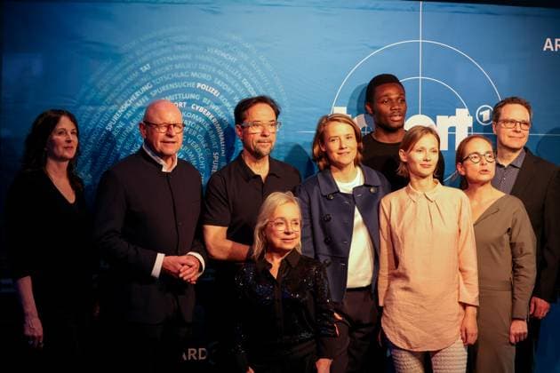 Bilder des Jahres 2025, Entertainment 04 April Entertainment Bilder des Tages Premiere Münster-Tatort Pressetermin zur Premiere des neuen ;Münster-Tatort Fiderallala. Die Ausstrahlung ist am 6. April im Ersten und der ARD Mediathek. Gruppenbild mit ChrisTine Urspruch, als Silke Haller (4vl.); Jan Josef Liefers, als Rechtsmediziner Prof. Karl-Friedrich Boerne (3vl.); Markus Lewe (CDU), Oberbürgermeister der Stadt Münster (2vl.); Bless Amada als Felix (4vr.); Bineta Hansen als Kim Moser (3vr.) Münster, Nordrhein-Westfalen, DEU, Deutschland, 02.04.2025 *** Premiere Münster Tatort Press event for the premiere of the new Münster Tatort Fiderallala The broadcast is on April 6 on the first channel and the ARD Mediathek Group picture with ChrisTine Urspruch, as Silke Haller 4vl Jan Josef Liefers, as forensic s