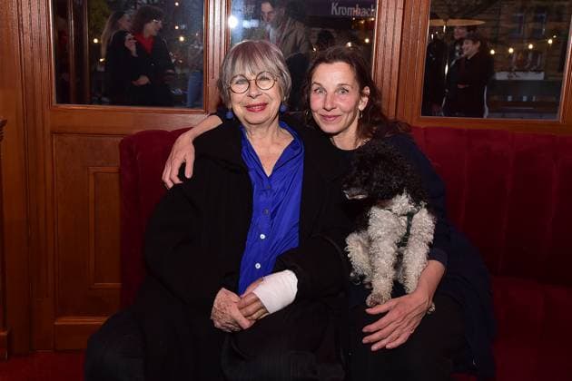 Bilder des Jahres 2025, Entertainment 04 April Entertainment Bilder des Tages remiere von Ursli Pfister Peggy March, Frau Huggenberger und ich Premiere Ursli Pfister, Peggy March, Frau Huggenberger und ich Monika Hansen, Merek Becker mit Hund Taxi Ankunft zur Premiere von Ursli Pfister Peggy March, Frau Huggenberger und ich Ankunft in der Bar jeder Vernunft in Berlin, am 02.04.2025 *** Premiere of Ursli Pfister Peggy March, Mrs. Huggenberger and me Premiere Ursli Pfister, Peggy March, Mrs. Huggenberger and me Monika Hansen, Merek Becker with dog Taxi Arrival at the premiere of Ursli Pfister Peggy March, Mrs. Huggenberger and me Arrival at the Bar jeder Vernunft in Berlin, on 02 04 2025 Photopress Mueller