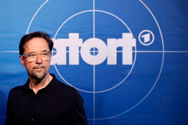 Entertainment Themen der Woche KW14 Entertainment Bilder des Tages Schauspieler Jan Josef Liefers (Rechtsmediziner Prof. Dr. Dr. Karl-Friedrich Boerne) bei einem Fototermin zur Premiere des neuen Münster-Tatort Tatort - Fiderallala im Cineplex Münster. Münster, 02.04.2025 NRW Deutschland *** Actor Jan Josef Liefers forensic scientist Prof Dr Dr Karl Friedrich Boerne at a photo session for the premiere of the new Münster Tatort Tatort Fiderallala at the Cineplex Münster Münster, 02 04 2025 NRW Germany Copyright: xChristophxHardtx