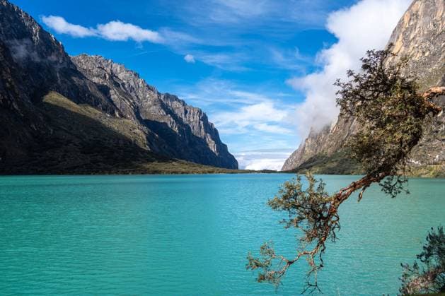 Creative Highlights World Türkisfarbener See umgeben von Bergen auf dem Laguna 69-Trek, Peru A stunning turquoise lake reflects the blue sky, nestled between towering mountains. The peaceful landscape is part of the famous Laguna 69 trek in Huaraz, Peru Copyright: xZoonar.com LaurentxDavoustx 23140455