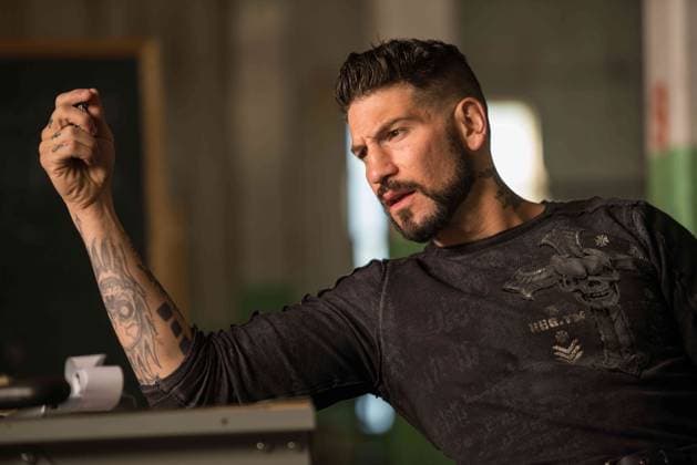 Baby Driver (2017) - filmstill Baby Driver (2017) Griff (JON BERNTHAL) wants to know why Baby always listens to music - - - EDITORIAL USE ONLY Copyright: xWILSONxWEBBx