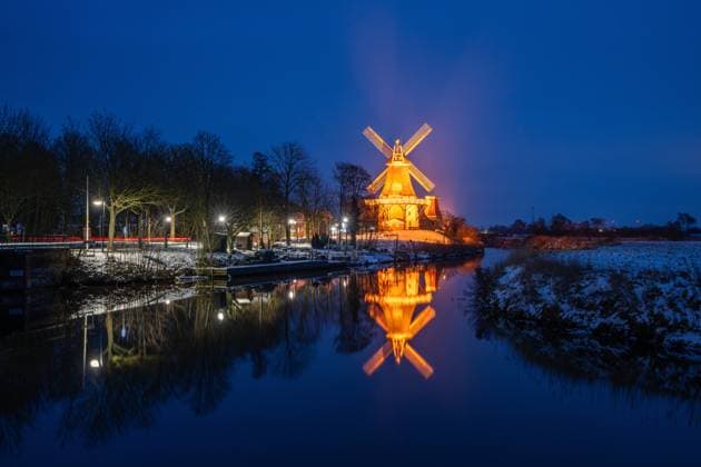 Greetsiel, Niedersachsen, Deutschland Greetsiel , Germany - February 14, 2025: Illuminated mills of Greetsiel during blue hour on February 14, 2025 in Greetsiel, East Frisia, Germany Copyright: xZoonar.com AlexanderxLudwigx 23151552