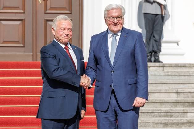 News Themen der Woche KW14 News Bilder des Tages Begruessung des jordanischen König Abdullah II. bin al-Hussein durch Bundespräsident Frank-Walter Steinmeier Bildtermin bei der Begruessung des jordanischen König Abdullah II. bin al-Hussein durch Bundespräsident Frank-Walter Steinmeier am 03.04.2025 im Schloss Bellevue in Berlin. Berlin Berlin Deutschland Schloss Bellevue *** Welcoming of the Jordanian King Abdullah II bin al Hussein by Federal President Frank Walter Steinmeier Picture date at the welcoming of the Jordanian King Abdullah II bin al Hussein by Federal President Frank Walter Steinmeier on 03 04 2025 at Bellevue Palace in Berlin Berlin Berlin Germany Bellevue Palace