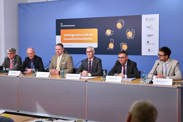 News Themen der Woche KW14 News Bilder des Tages Berlin, Deutschland, 03.04.2025: Haus der Bundespressekonferenz: Pressekonferenz: Arbeitsgemeinschaft der Gesundheitshandwerke - Branchenreport der Gesundheitshandwerke: Für eine qualitativ hochwertige Versorgung der gesetzlich Versicherten: L-R: Dominik Kruchen, Präsident Vernband Deutscher Zahntechniker-Innungen, Alf Reuter, Präsident Bundesinnungsverband für Orthopädie-Technik, Jens Schulte, Präsident Orthopädie-Schuhtechnik e.V., Eberhard Schmidt, Präsident Bundesinnung der Hörakustiker, Christian Müller, Präsident Zentralverband der Augenoptiker und Optometristen, Markus Schäfer, Referatsleiter Zentralverband des Deutschen Handwerks e.V. *** Berlin, Germany, 03 04 2025 Haus der Bundespressekonferenz Press conference Working Group of th Copyright: xdtsxNachrichtenagenturx dts_63603