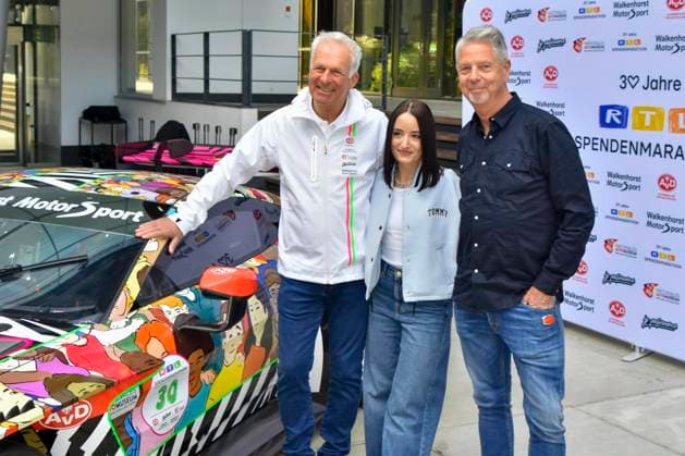 Entertainment Themen der Woche KW14 Entertainment Bilder des Tages Heiko Wasser RTL Formel 1 Experte Moderator Alessa Luisa Naujoks NTV Sport Moderatorin Andreas von Thien TV Moderator bei der praesentation des Charity Cars Aston Martin GT3 mit ca 30.000 Unterschriften.Fuer je 30,00 Euro pro Unterschift pro Spender zu gunsten der RTL Charity Stiftung - Wir helfen Kindern bei RTL Deutschland am 03.04.2025 in Koeln NRW Deutschland *** Heiko Wasser RTL Formula 1 expert presenter Alessa Luisa Naujoks NTV Sport presenter Andreas von Thien TV presenter at the presentation of the charity car Aston Martin GT3 with approx. 30,000 signatures For 30.00 euros per signature per donor in favor of the RTL Charity Foundation We help children at RTL Germany on 03 04 2025 in Cologne NRW Germany