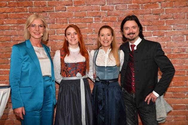 Ulrike Scharf (Staatsministerin), Johanna Mross, Stefanie Hertel mit Ehemann Lenny Verleihung der Bayerischen Staatsmedaille für soziale Verdienste 2025 Allerheiligen-Hofkirche, Residenz München 03. April 2025