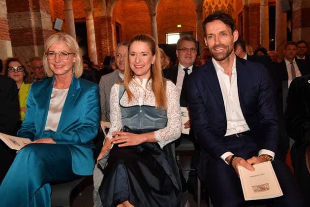 Ulrike Scharf (Staatsministerin), Stefanie Hertel und Sven Hannawald Verleihung der Bayerischen Staatsmedaille für soziale Verdienste 2025 Allerheiligen-Hofkirche, Residenz München 03. April 2025