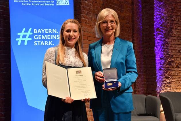 Stefanie Hertel und Ulrike Scharf (Staatsministerin) Verleihung der Bayerischen Staatsmedaille für soziale Verdienste 2025 Allerheiligen-Hofkirche, Residenz München 03. April 2025