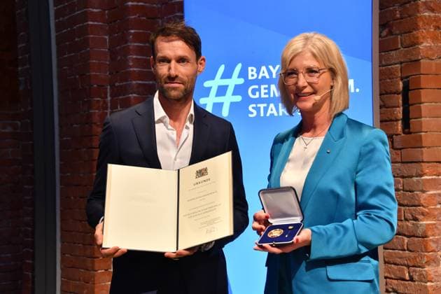 Sven Hannawald und Ulrike Scharf (Staatsministerin) Verleihung der Bayerischen Staatsmedaille für soziale Verdienste 2025 Allerheiligen-Hofkirche, Residenz München 03. April 2025