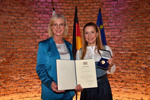 Ulrike Scharf (Staatsministerin) und Stefanie Hertel Verleihung der Bayerischen Staatsmedaille für soziale Verdienste 2025 Allerheiligen-Hofkirche, Residenz München 03. April 2025