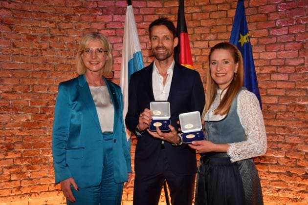 Ulrike Scharf (Staatsministerin) , Sven Hannawald und Stefanie Hertel Verleihung der Bayerischen Staatsmedaille für soziale Verdienste 2025 Allerheiligen-Hofkirche, Residenz München 03. April 2025