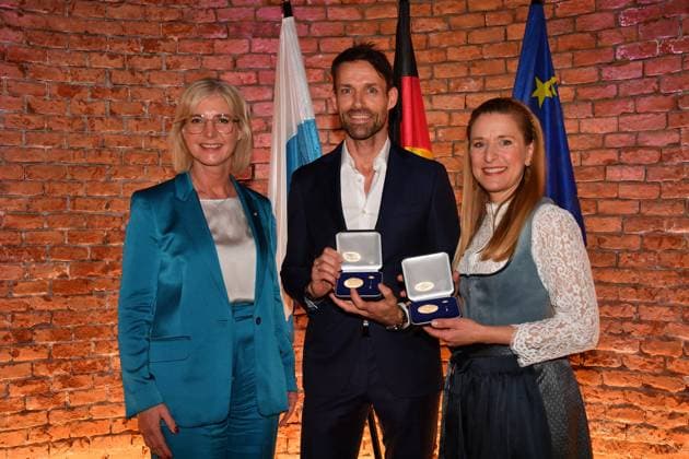 Ulrike Scharf (Staatsministerin) , Sven Hannawald und Stefanie Hertel Verleihung der Bayerischen Staatsmedaille für soziale Verdienste 2025 Allerheiligen-Hofkirche, Residenz München 03. April 2025