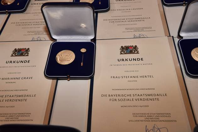 Staatsmedaille von Stefanie Hertel Verleihung der Bayerischen Staatsmedaille für soziale Verdienste 2025 Allerheiligen-Hofkirche, Residenz München 03. April 2025