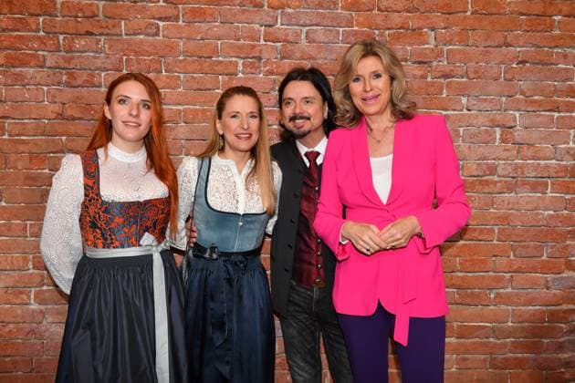 Johanna Mross, Stefanie Hertel mit Ehemann Lenny und Anouschka Horn Verleihung der Bayerischen Staatsmedaille für soziale Verdienste 2025 Allerheiligen-Hofkirche, Residenz München 03. April 2025