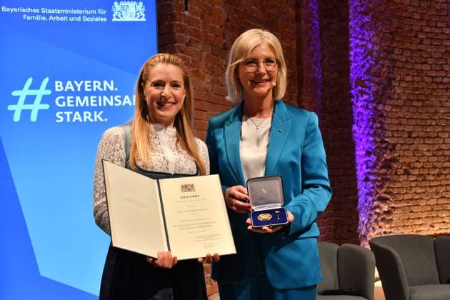 Stefanie Hertel und Ulrike Scharf (Staatsministerin) Verleihung der Bayerischen Staatsmedaille für soziale Verdienste 2025 Allerheiligen-Hofkirche, Residenz München 03. April 2025