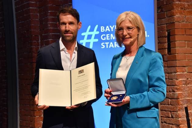 Sven Hannawald und Ulrike Scharf (Staatsministerin) Verleihung der Bayerischen Staatsmedaille für soziale Verdienste 2025 Allerheiligen-Hofkirche, Residenz München 03. April 2025