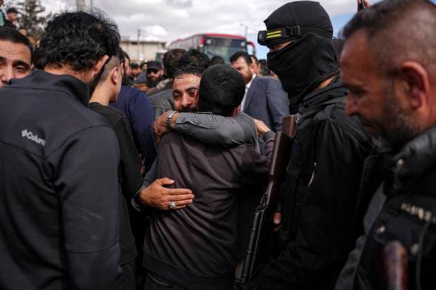 News Themen der Woche KW14 News Bilder des Tages SDF And The New Syrian Government Members of the new Syrian government forces that were held in the prisons of the Syrian Democratic Forces (SDF) are released and welcomed by relatives following an agreement between the two sides in Aleppo, Syria, on April 3, 2025. Aleppo Aleppo Syria Copyright: xMohamadxDaboulx