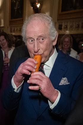 Bilder des Jahres 2025, Entertainment 04 April Entertainment Themen der Woche KW14 Entertainment Bilder des Tages Royal community music reception King Charles III plays a carrot with the London Vegetable Orchestra during a reception to recognise those involved in community music across the UK, at Windsor Castle in Berkshire. The 350 guests include leaders of community music groups and music-related projects, many of whom are volunteers., Credit:Aaron Chown Avalon UK, Windsor  Copyright: xAaronxChownx xAvalonx 0983026908
