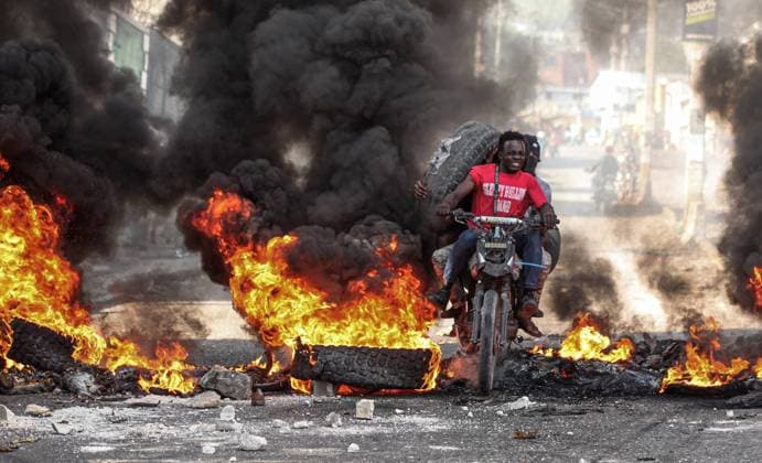 Bilder des Jahres 2025, News 04 April April 2, 2025, Port-au-Prince, Haiti: Thousands of protesters in Haiti s capital have clashed with police as they denounce a surge in gang violence and demand that the government keep them safe. Port-au-Prince Haiti - ZUMA 20250402_mda_n318_195 Copyright: xPatricexNoelx