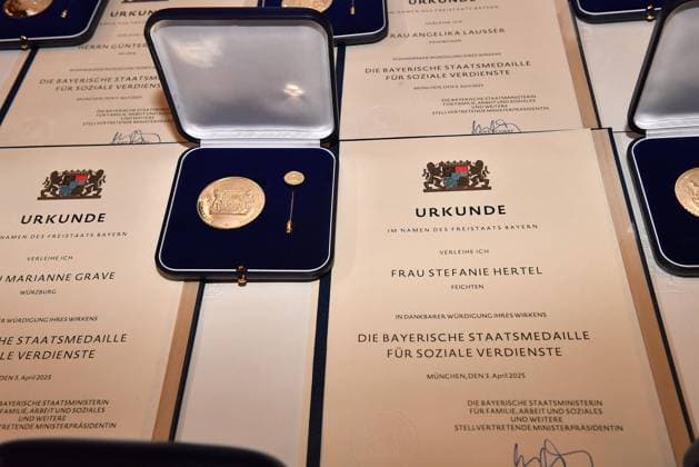 Stefanie Hertel Urkunde und Medaille bei der Verleihung der Bayerischen Staatsmedaille fuer soziale Verdienste 2025 in der Allerheiligen-Hofkirche, Residenz am 3.04.2025 in Muenchen Bayerische Staatsmedaille fuer Stefanie Hertel und Sven Hannawald in Muenchen
