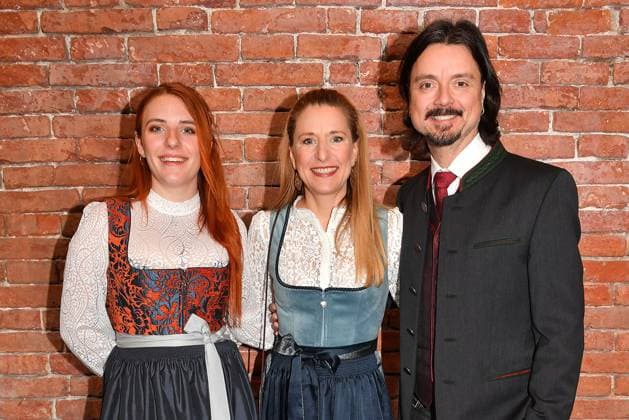 Johanna Mross, Stefanie Hertel und ihr Ehemann Lanny Lanner bei der Verleihung der Bayerischen Staatsmedaille fuer soziale Verdienste 2025 in der Allerheiligen-Hofkirche, Residenz am 3.04.2025 in Muenchen Bayerische Staatsmedaille fuer Stefanie Hertel und Sven Hannawald in Muenchen