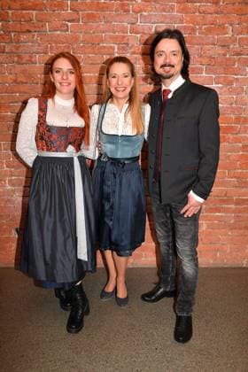 Johanna Mross, Stefanie Hertel und ihr Ehemann Lanny Lanner bei der Verleihung der Bayerischen Staatsmedaille fuer soziale Verdienste 2025 in der Allerheiligen-Hofkirche, Residenz am 3.04.2025 in Muenchen Bayerische Staatsmedaille fuer Stefanie Hertel und Sven Hannawald in Muenchen
