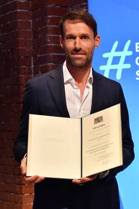 Sven Hannawald bei der Verleihung der Bayerischen Staatsmedaille fuer soziale Verdienste 2025 in der Allerheiligen-Hofkirche, Residenz am 3.04.2025 in Muenchen Bayerische Staatsmedaille fuer Stefanie Hertel und Sven Hannawald in Muenchen