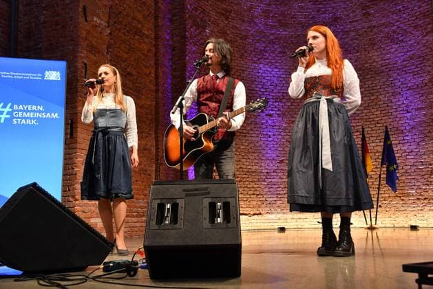 Stefanie Hertel, Lanny Lanner und Johanna Mross bei der Verleihung der Bayerischen Staatsmedaille fuer soziale Verdienste 2025 in der Allerheiligen-Hofkirche, Residenz am 3.04.2025 in Muenchen Bayerische Staatsmedaille fuer Stefanie Hertel und Sven Hannawald in Muenchen
