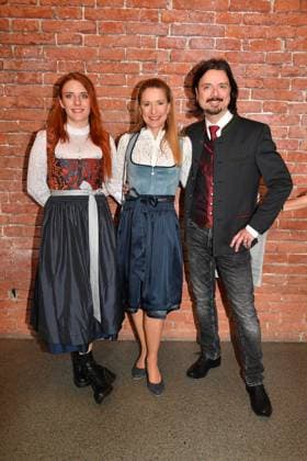 Johanna Mross, Stefanie Hertel und ihr Ehemann Lanny Lanner bei der Verleihung der Bayerischen Staatsmedaille fuer soziale Verdienste 2025 in der Allerheiligen-Hofkirche, Residenz am 3.04.2025 in Muenchen Bayerische Staatsmedaille fuer Stefanie Hertel und Sven Hannawald in Muenchen