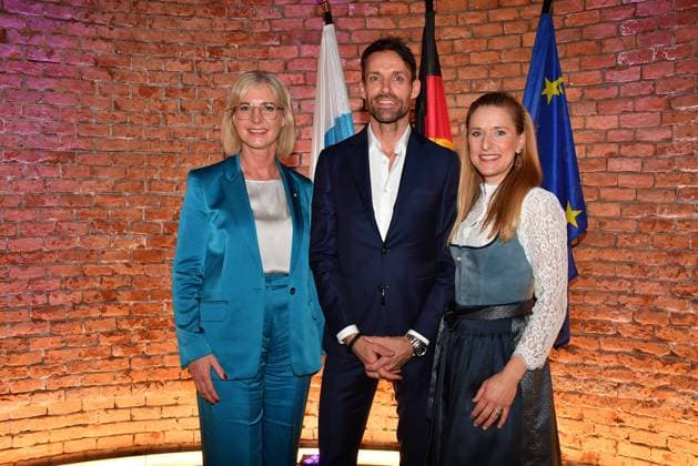 Bayerns Staatsministerin Ulrike Scharf, Sven Hannawald und Stefanie Hertel bei der Verleihung der Bayerischen Staatsmedaille fuer soziale Verdienste 2025 in der Allerheiligen-Hofkirche, Residenz am 3.04.2025 in Muenchen Bayerische Staatsmedaille fuer Stefanie Hertel und Sven Hannawald in Muenchen
