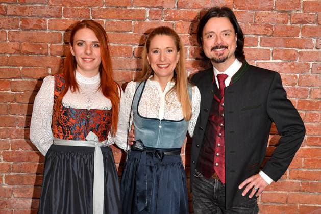 Johanna Mross, Stefanie Hertel und ihr Ehemann Lanny Lanner bei der Verleihung der Bayerischen Staatsmedaille fuer soziale Verdienste 2025 in der Allerheiligen-Hofkirche, Residenz am 3.04.2025 in Muenchen Bayerische Staatsmedaille fuer Stefanie Hertel und Sven Hannawald in Muenchen