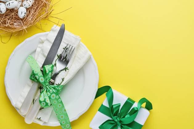 Ostern Frühlingsgruß Tabelle Einstellung mit Geschenk-Box mit grünem Band, Eier und süße Karotte auf gelben Trend Farbe Hintergrund. Ansicht von oben. Platz für Text. Ostern Frühlingsgruß Tabelle Einstellung mit Geschenk-Box mit grünem Band, Eier und süße Karotte auf gelben Trend Farbe Hintergrund. Ansicht von oben. Platz für Text. Copyright: xZoonar.com KatsiarynaxHuravax 23154742