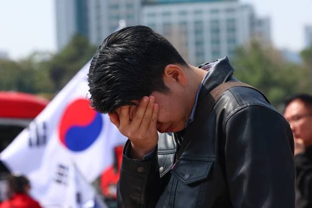 News Themen der Woche KW14 News Bilder des Tages Constitutional Court upholds Yoon s impeachment Constitutional Court upholds Yoon s impeachment A supporter of impeached President Yoon Suk Yeol weeps at a rally near the presidential office in Seoul on April 4, 2025, after the Constitutional Court upheld the impeachment of Yoon, removing him from office over his short-lived imposition of martial law in December. (Yonhap) 2025-04-04 11:49:16 < 1980-2025 YONHAPNEWS AGENCY. .> ¼­¿ïÆ¯º°½Ã EDITORIAL USE ONLY  Copyright: xx PYH2025040409550031500 YonhapxNewsx yonphotos239841