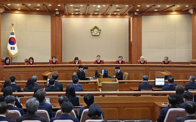 News Themen der Woche KW14 News Bilder des Tages Yoon ousted as S. Korea s president by Constitutional Court Photo shows a courtroom at South Korea s Constitutional Court in Seoul on April 4, 2025, before a ruling that upheld parliament s impeachment of President Yoon Suk Yeol over his Dec. 3, 2024, martial law declaration.  A14AA0004391415P