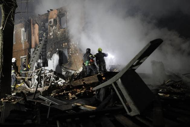 Bilder des Jahres 2025, News 04 April News Bilder des Tages Four Killed, 35 Injured In Russian Drone Strikes On Kharkiv Drone attacks sparked fires in this residential and office area of Kharkiv, Ukraine, on April 4, 2025. Four people were killed and 35 others injured in Russian strikes, Ukrainian officials said overnight from Thursday, April 3 to Friday, April 4. The bodies of three victims were initially found in the rubble of residential and office buildings in one of the districts of this eastern Ukrainian city. A fourth body was later recovered from the ruins, the same source added. Photo by Yevhen Titov ABACAPRESS.COM Kharkiv Ukraine  Copyright: xTitovxYevhen ABACAx